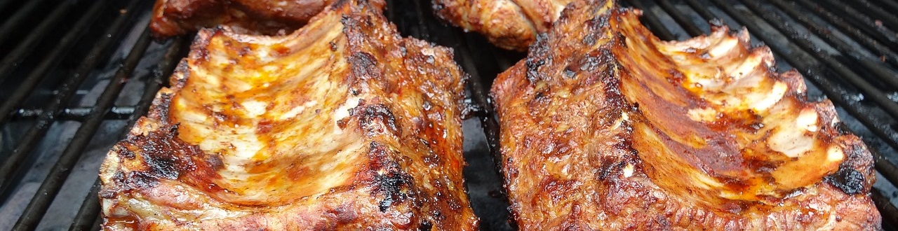 Fleisch behutsam im smoker bereitet.
